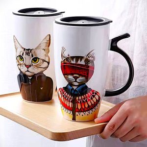 480ml DIDELĖS TALPOS, KERAMIKINIS, PUODELIS SU DANGTELIU, SU KATĖS UODEGOS FORMOS RANKENA, DEKORUOTAS SPALVOTU PIEŠINIU-KATINU
