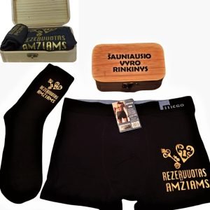 ''MIEGO'' KOJINIŲ IR APATINIŲ/TRUMPIKIŲ RINKINYS ''ŠAUNIAUSIO VYRO'' MEDINĖJE DĖŽUTĖJE SU UŽRASU ‘’REZERVUOTAS AMŽIAMS''