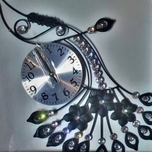 SIENINIS, METALINIS, KVARCINIS LAIKRODIS QUARTZ, KOKYBIŠKAS, SIDABRO SPALVOS SU ORNAMENTU, GĖLĖMIS, KRISTALAIS, 50CM