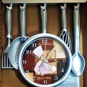 ''GOURMET BISTRO'' VIRTUVINIS, SIENINIS, METALINIS, KVARCINIS LAIKRODIS QUARTZ, SIDABRO SPALVOS SU VIRTUVES ĮRANKIAIS, 35CM