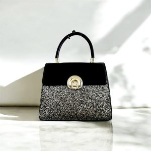 ELEGANTIŠKA JUODA MOTERIŠKA RANKINĖ SU BLIZGUČIAIS