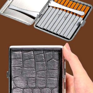 JUODA PORCIGARINĖ, APTRAUKTA ODA, RYŠKIU, CHROMUOTU IŠKILIMU, KROKODILO RAŠTO SPAUDA, PORCIGARAS SU ANTISLĖGINIU, TVIRTU, LENGVU DĖKLU, ATSPARIU ĮBRĖŽIMAMS, AKSESUARAS