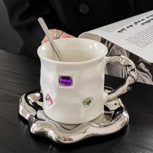 3in1 IŠSKIRTINIS, KERAMIKINIS RINKINYS, 250ML BALTAS PUODELIS SU KRISTALAIS + BANGUOTO PAVIRŠIAUS, SU METALINIU BLIZGESIU LĖKŠTUTĖ + ŠAUKŠTELIS