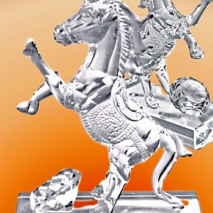 13cm „Šokantis Žirgas Su Deimantu“, STIKLINIO ARKLIO STATULĖLĖ ANT PJEDESTALO, STOVO, 2026m. ARKLIO METŲ TALISMANAS